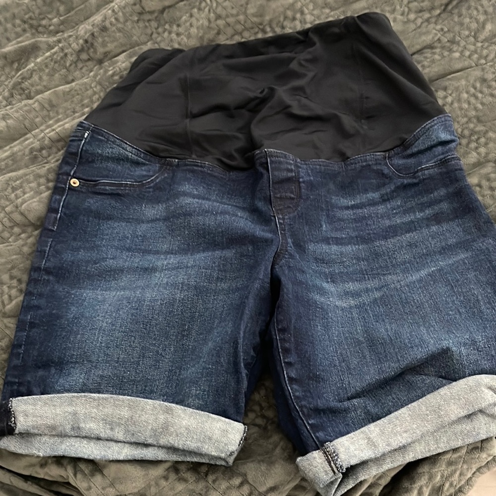 Isabel maternity shorts